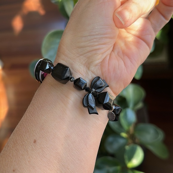Tarina Tarantino Resin Bead Stretch Cameo Heart Bow Bracelet - Picture 10 of 12